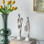 Figurine humaine abstraite en aluminium 3 x 2,5 x 11 po sur support en marbre, argent / blanc