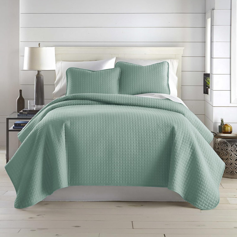 Vilano Springs ® Oversized, Light-Weight Hotel Quality Quilt Set with Matching Shams, Twin/Twin XL Quilt + 1 Standard Sham