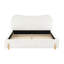 Grand lit blanc grand avec une tête de lit ondulée, des coutures verticales et un cadre en bois, style de chambre à coucher