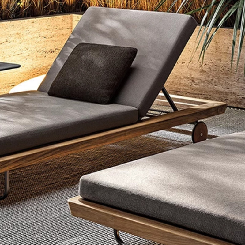 Chaise longue d'extérieur en teck avec cadre en métal