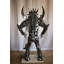 Statue abstraite et géométrique impeccable faite de débris de métal 48 po x 20 po x H 82 po