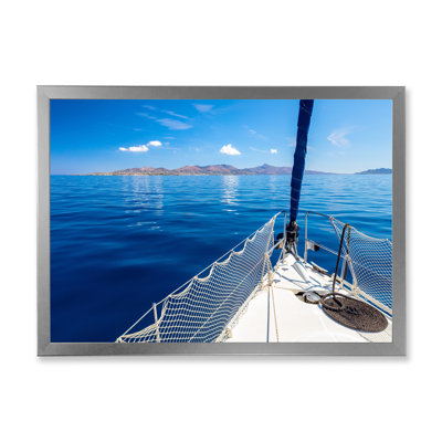 Voilier et bateau en mer bleue près de l'île - photographie sur toile