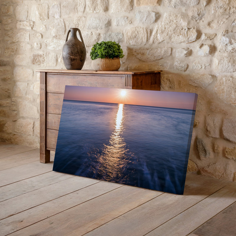 Toile, "Un lever de soleil serein sur un océan calme avec le soleil", diffusant une lueur dorée chaude sur l'horizon