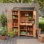 Remise de jardin en bois pour patio avec toit imperméable, tablettes de rangement et 2 tiroirs-132627229