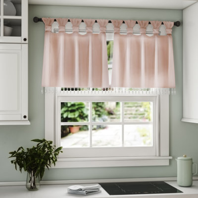 Cantonnière unie 50 po x 26 po avec crochets en soie synthétique légère et fausse fourrure Karlita Blush