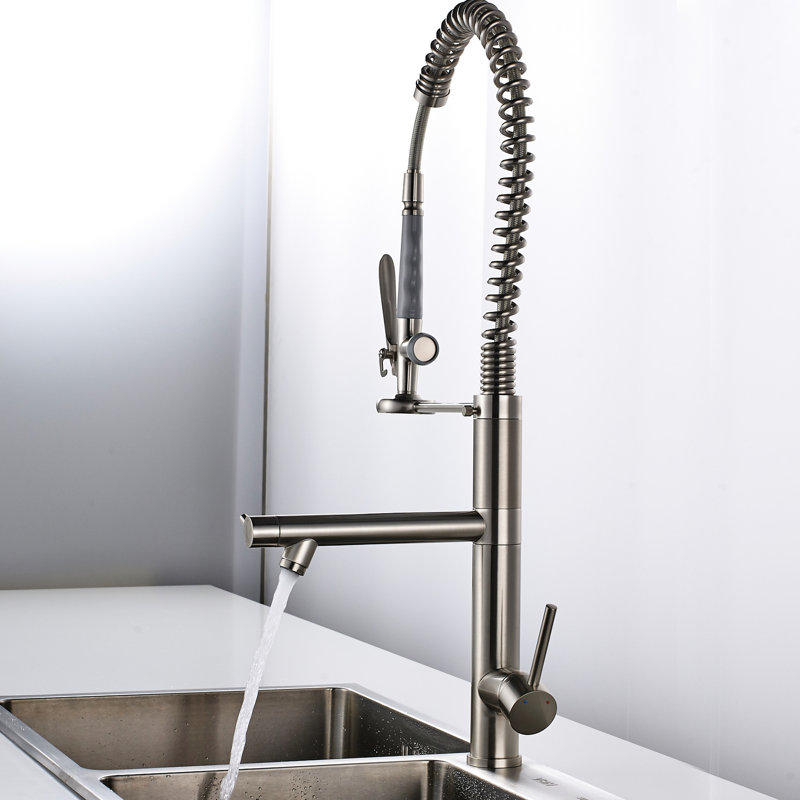 Robinet de cuisine à poignée simple avec tirette en nickel brossé, fonctionnel pour éviers contemporains, aspect nickel, intérieur en laiton