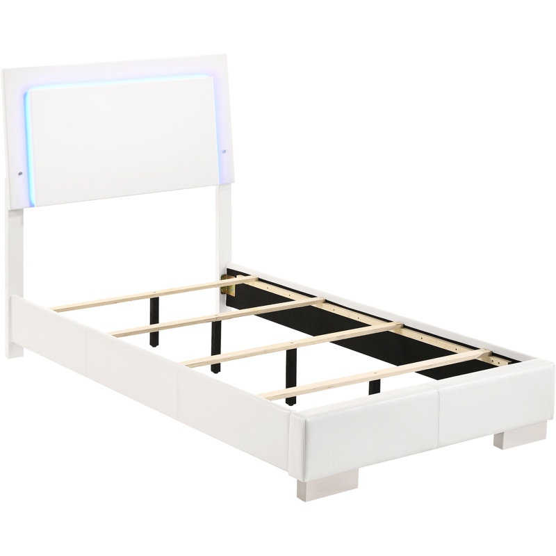 Chambre à coucher 4 lits jumeaux, finition laquée blanche brillante, design contemporain, tête de lit DEL, pieds de lit laqués, collection, lit avec éclairage DEL tactile, commode, table de chevet, miroir