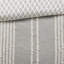 Édredon double / grand en coton gris. 100% coton. Rayures sur fond gris. Revers avec design. Barre cachée. Lavable à la machine. . 2 taies décoratives assorties pour lit double / grand. Tissu à rayures verticales.