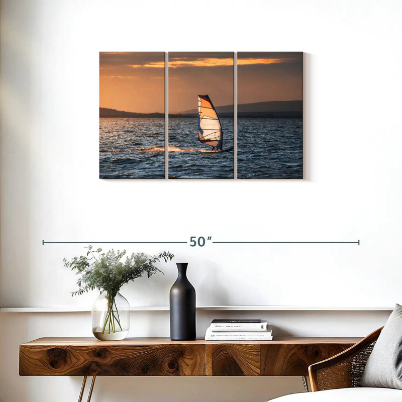 Planche à voile au coucher du soleil, H 20 po x l 33 po