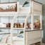 Lit superposé simple au-dessus d'un lit double en bois avec lit gigogne escamotable, rangement latéral et cadre amovible pour un usage polyvalent, beige et naturel