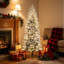 Sapin de Noël artificiel de 2,3 m (7,5 pi) pré-illuminé, recouvert de neige floquée, 850 extrémités de branches, 350 lumières jaune chaud transparentes, ouverture automatique et ampoules de rechange pour la décoration intérieure des fêtes