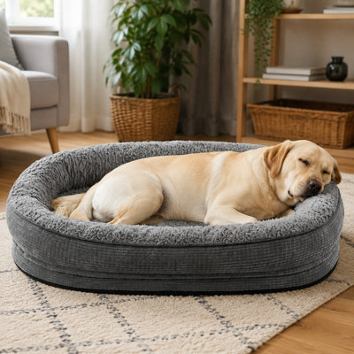Pour les grands chiens, le canapé Grey XL utilise de la mousse à mémoire de forme alvéolée sous les côtés des boudins, tandis qu'une doublure imperméable, une housse amovible et lavable et une base antidérapante complètent ce lit orthopédique.
