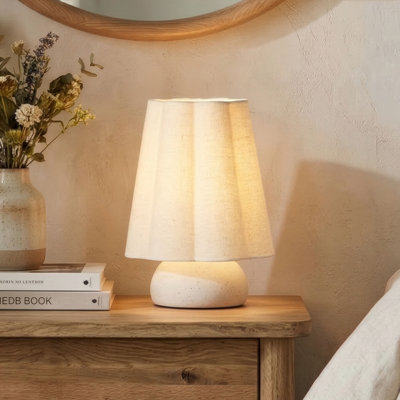 Lampe de table DEL en céramique 9 po avec abat-jour crème en lin Kylie, ampoule incluse