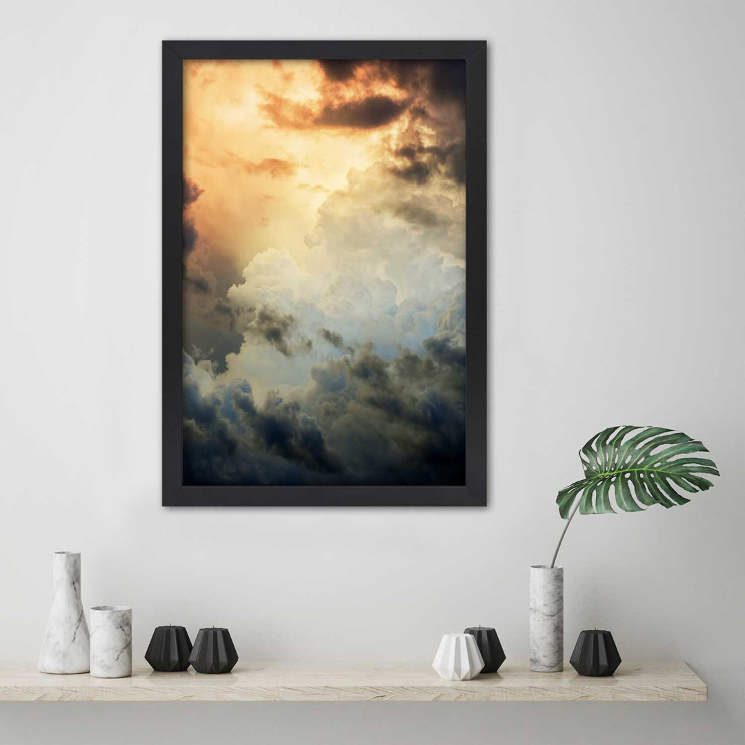 Gerahmtes Poster Sturmwolken bedecken die Sonne