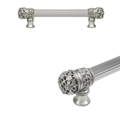 Juliane Grace with 5/8 reeded center long pull small finial
