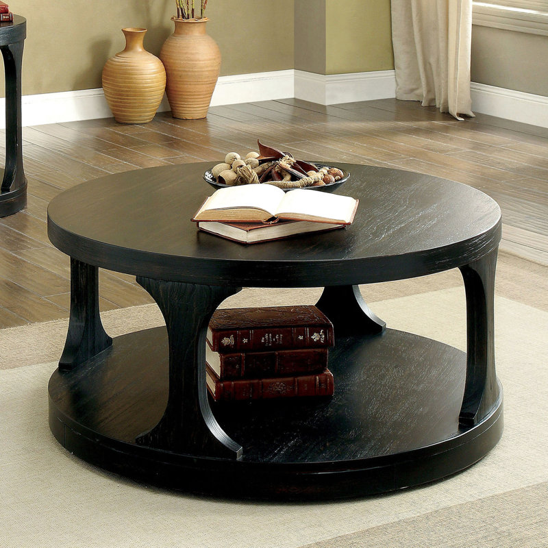 Table basse ronde en bois massif de 36 po de largeur et de 18 po de hauteur dans un style transitionnel avec finition noire antique et grande tablette de rangement