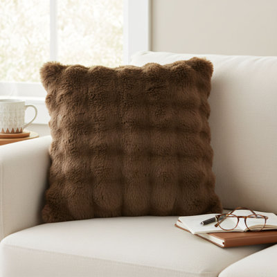 Coussin décoratif 22 po x 22 po en fausse fourrure brune. Convient à tous les âges. Texture douce et agréable pour la peau. Un objet décoratif polyvalent.