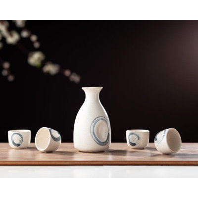 Ensemble de saké 5 pièces, ensemble de saké japonais en céramique durable avec 1 carafe / carafe à décanter / tokkuri et 4 tasses à ochoko pour saké chaud ou froid à la maison ou au restaurant - blanc moucheté avec motif brossé