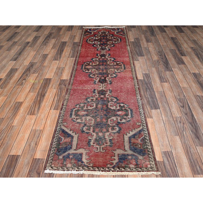 Tapis de couloir rétro persan 2 pi 6 po x 8 pi 6 po avec de grands médaillons, usé et vieilli, 100% laine, noué à la main, velours zéro, côtés et extrémités professionnellement sécurisés, tapis étroit, tapis oriental