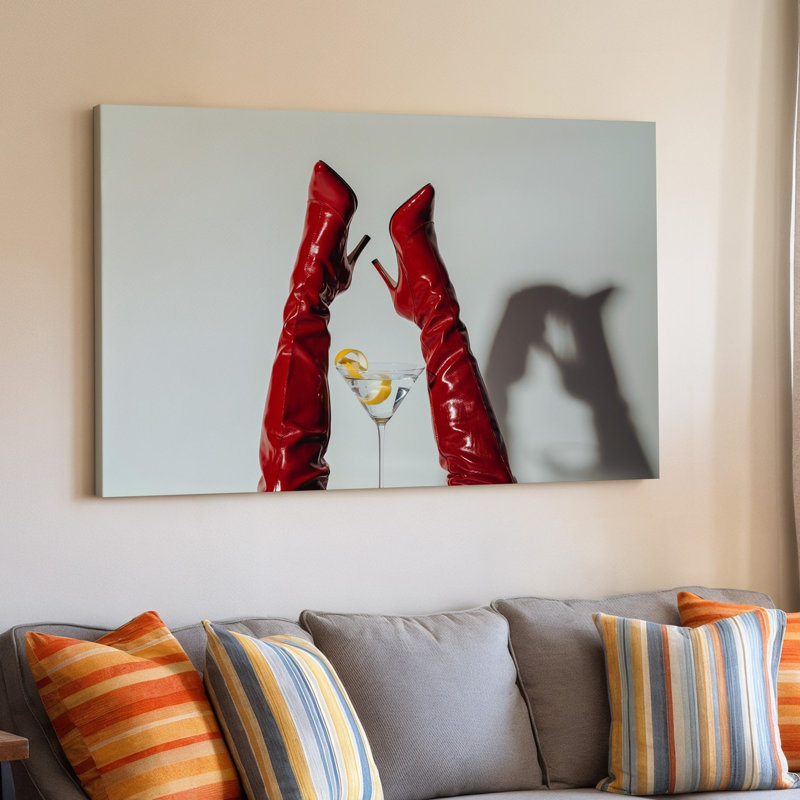 La toile crée une image mettant en vedette une paire de bottes à talons aiguilles rouges lustrées élégamment posées, mettant en valeur leur art mural sur toile élégant