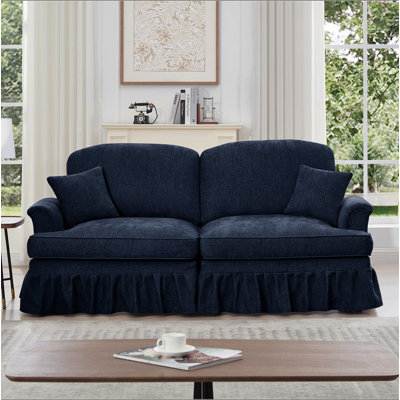 Élégant grand canapé à deux places Mid-Century élégant avec accoudoirs évasés et volants amovibles, jupes plissées et pieds fuselés, canapé causeuse confortable en chenille pour le salon