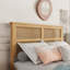 Lit double avec superbe tête de lit dans un décor enchanteur de style chêne blanc-719170652-719170625