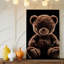 Toile, un ours en peluche moelleux repose sur un fond d'art mural noir profond qui évoque une présence chaleureuse et invitante-744615624