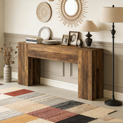 Console en bois avec canapé robuste et couloir