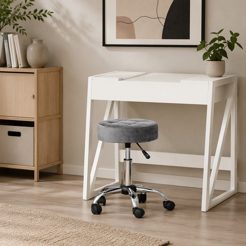 Chaise de bureau confortable à hauteur réglable, avec dossier ergonomique et base pivotante fluide, idéale pour une assise ergonomique et de longues heures de travail.