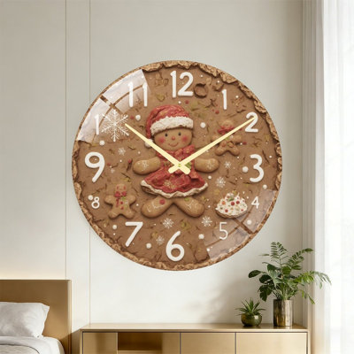 Horloge murale de Noël festive en forme de bonhomme en pain d'épice, ornée d'une adorable petite fille en pain d'épice, de mini bonshommes en pain d'épices, de flocons de neige et de chiffres blancs. Mouvement à quartz silencieux. Un charmant objet de décoration pour les fêtes, idéal pour la cuisine, le salon et les intérieurs décorés sur le thème des fêtes.