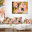 Abeille florale assise sur un coussin floral-29883878-29883875
