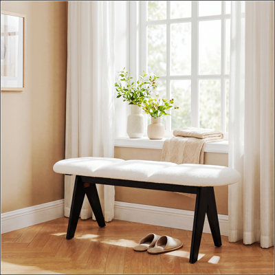 Banc rembourré avec pieds en bois noir, siège en tissu blanc, fabrication en bois massif et manufacturé, capacité de 250 lb, banc d'entrée 53 po pour le salon et la chambre à coucher