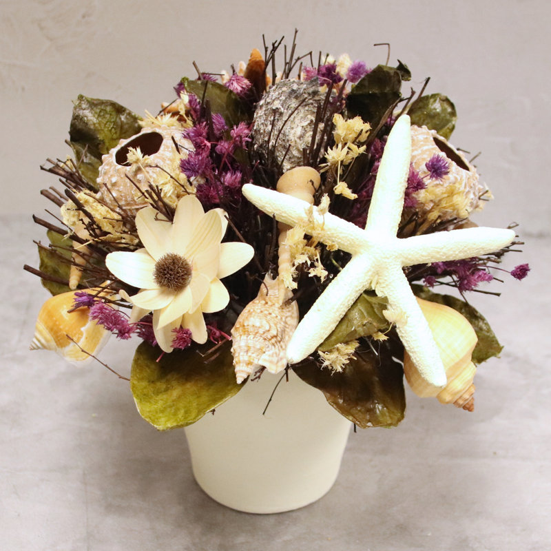 Arrangement floral de coquillages dans un vase
