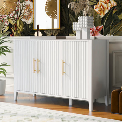 Buffet Carlisa de l 48 po avec 3 portes cannelées et tablettes réglables
