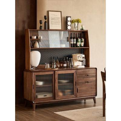 Armoire de rangement murale en bois massif contre le mur