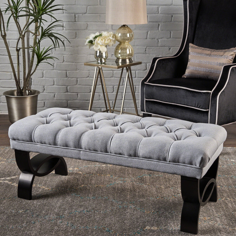 Gris avec capitonnage sophistiqué, coutures en losange et pieds en demi-cercle tendance pour la décoration intérieure