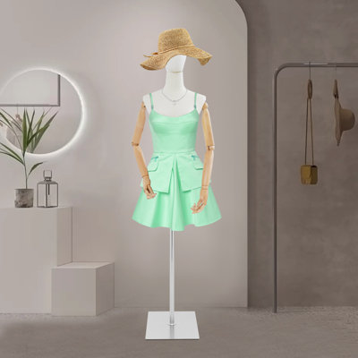 Mannequin pour femme à hauteur réglable, buste de couture avec bras articulés et tête pivotante, recouvert de lin, idéal pour la vitrine d'une boutique de vêtements. Finitions en bois blanc et argent.
