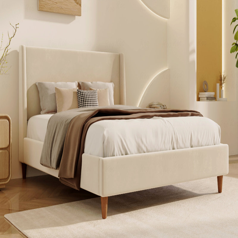Cadre de lit plateforme en velours de style moderne avec finition en velours beige et dossier à oreilles avec tête de lit et pieds en bois de noyer
