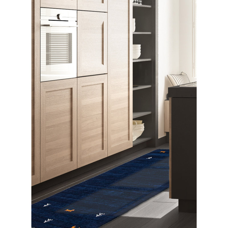 Les tapis Gabbeh sont fabriqués à la main avec des poils très hauts et des motifs très simples et stylisés.