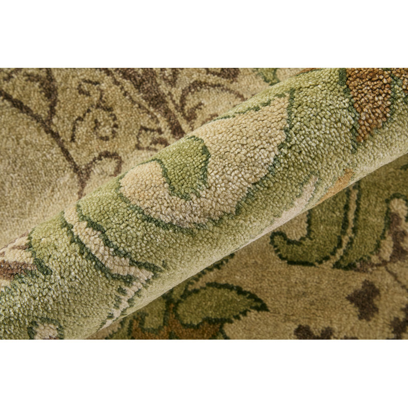 Wool Floral Area Rug in Green, Rectangle 5'6" x 8'6"