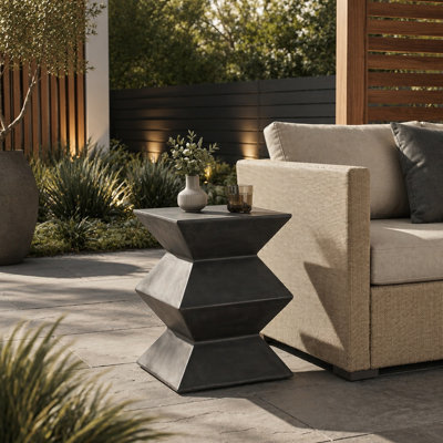 Table d'appoint d'extérieur en béton léger, table de bout MGO avec design géométrique moderne et fabrication durable pour une utilisation polyvalente