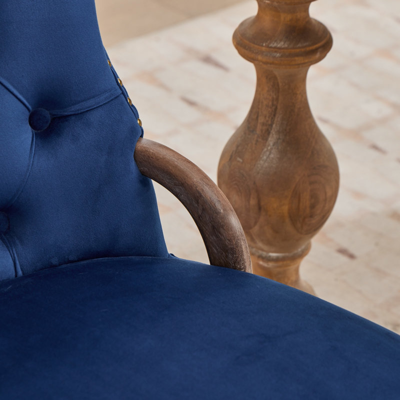 Chaises de salle à manger de style campagnard français vintage, revêtues de velours, capitonnées à la main, accoudoirs en bois massif avec garniture cloutée (lot de 2)