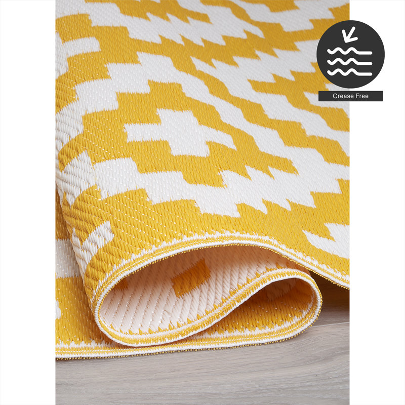 Tapis d'extérieur imperméable en paille recyclée Izna, Rectangle 6 pi x 9 pi,  Aztec - Yellow/White