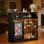 Armoire à vin, mini-réfrigérateur, station de charge intégrée, lumières à DEL RVB et prises de courant, support de refroidisseur de boissons autoportant avec porte-verres à vin pour bar à domicile
