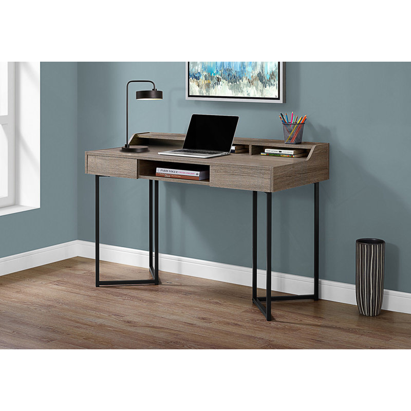 Bureau d'ordinateur moderne avec tiroirs de rangement et tablettes ouvertes pour les bureaux à domicile compacts.