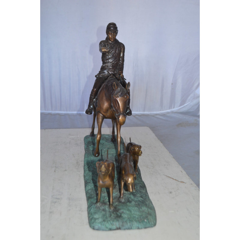 Statue en bronze Perna Hunter avec trois chiens - Taille: L 27 po x l 6 po x H 18 po.