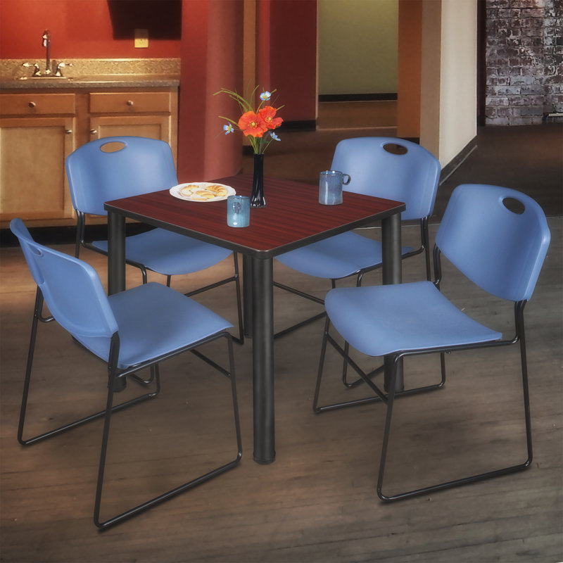 Plateau de table Kee Square, 4 chaises empilables Zeng, H 29 po x l 30 po x P 30 po, Acajou / Noir, Bleu