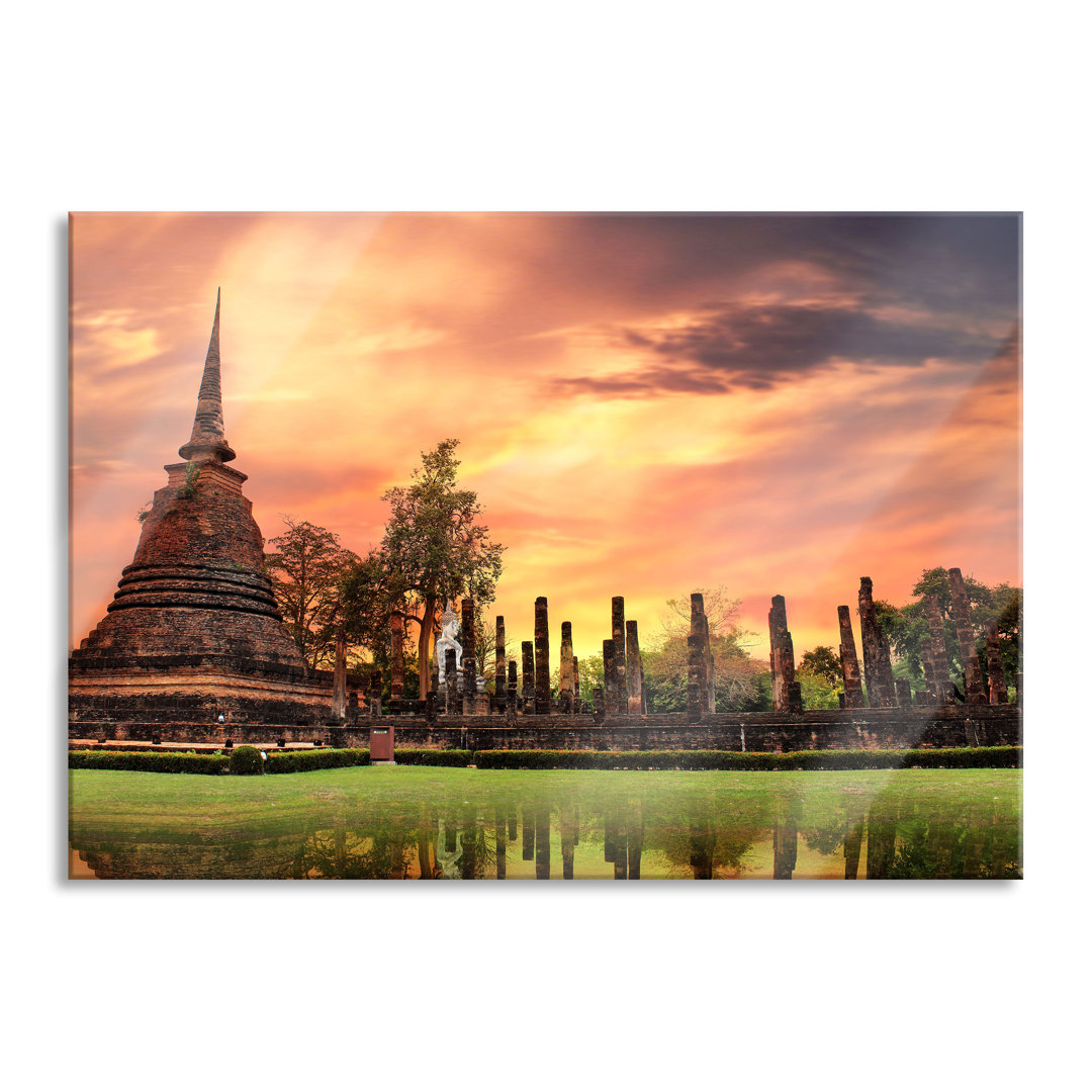 Buddhistischer Glasbild-Tempel bei Sonnenuntergang