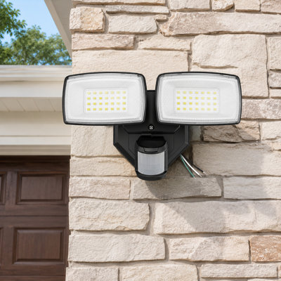 Projecteur de mouvement à double tête noir câblé 32 W, sortie 3200LM 6500K, photocellule du crépuscule à l'aube, étanche IP65 pour la sécurité dans le garage et la cour