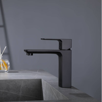 Single-Hole Single-handle Bathroom Faucet with Drain Assembly